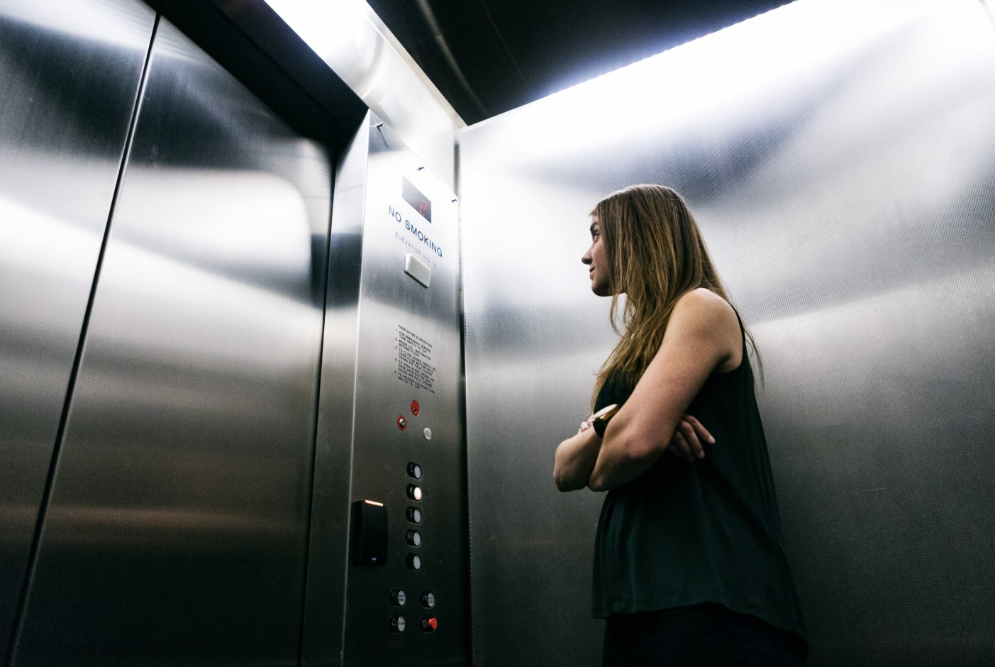 Mujer en el interior de un ascensor mantiene la calma mientras se queda atrapada en el interior