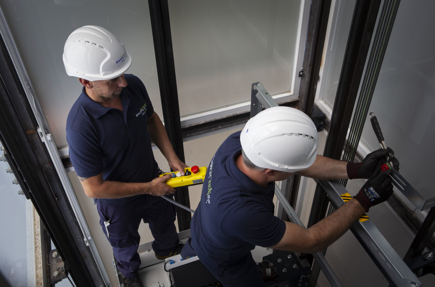 Personal técnico de Duplex repara un ascensor