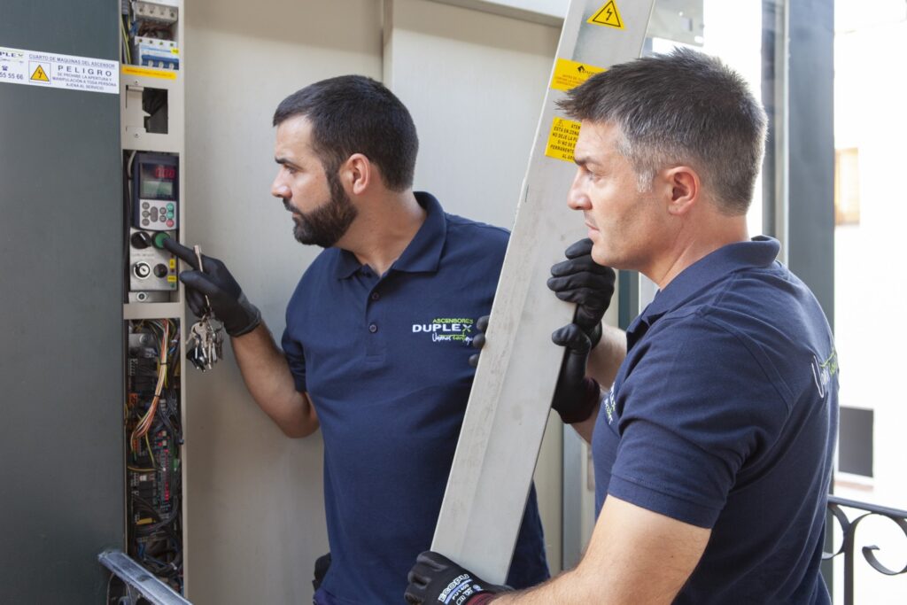 tecnicos de DUPLEX inspeccionando una maniobra en jamba de un ascensor